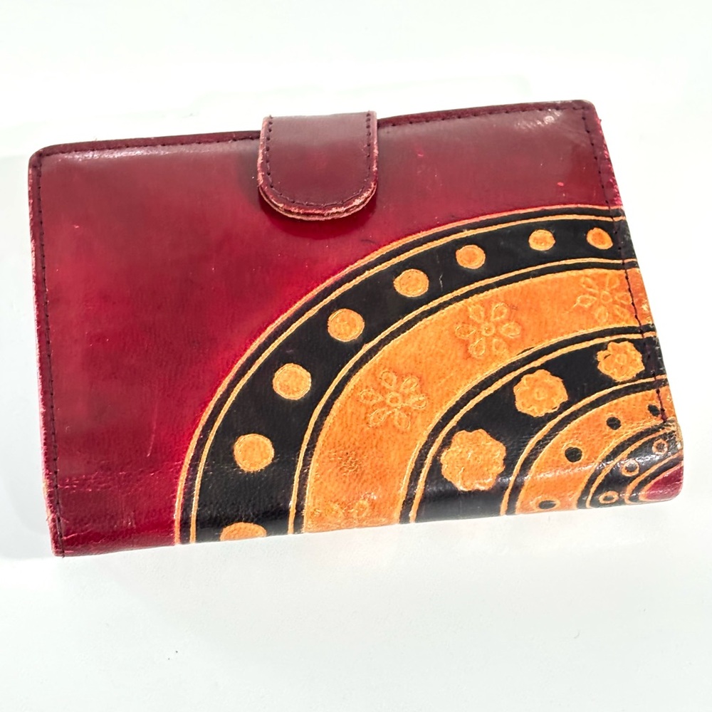 🦋2/25$ hand-tooled leather bifold wallet featuring a floral and circular pattern